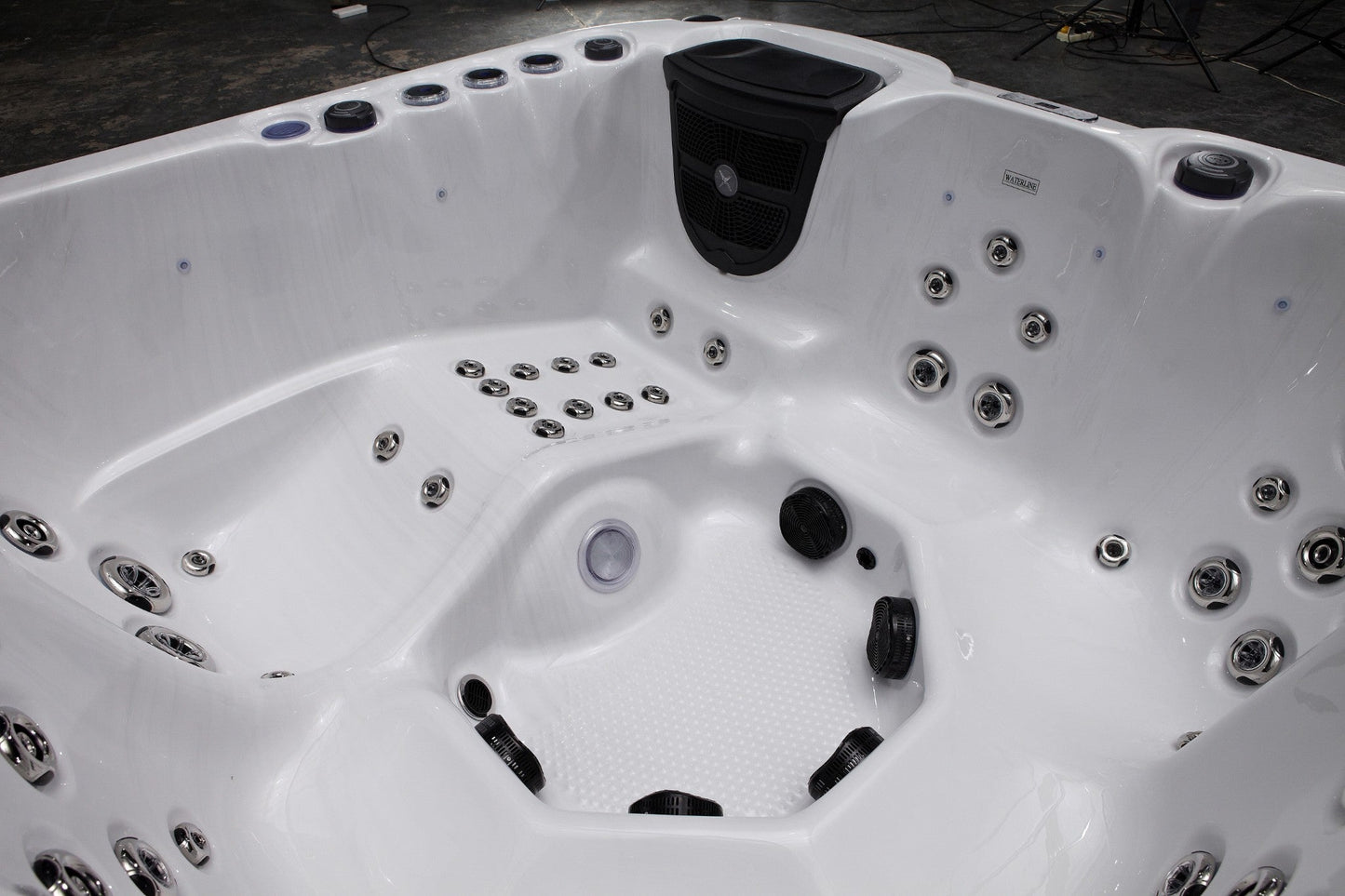 WithinWellness Aurora | 6-Person High Power 32A Hot Tub