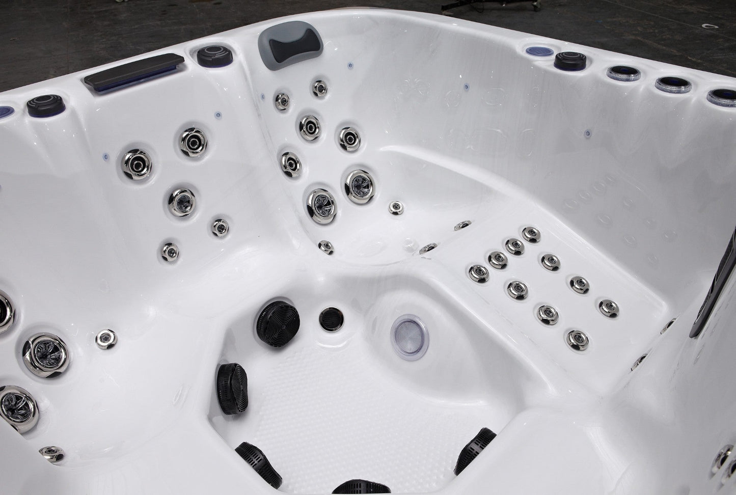 WithinWellness Aurora | 6-Person High Power 32A Hot Tub
