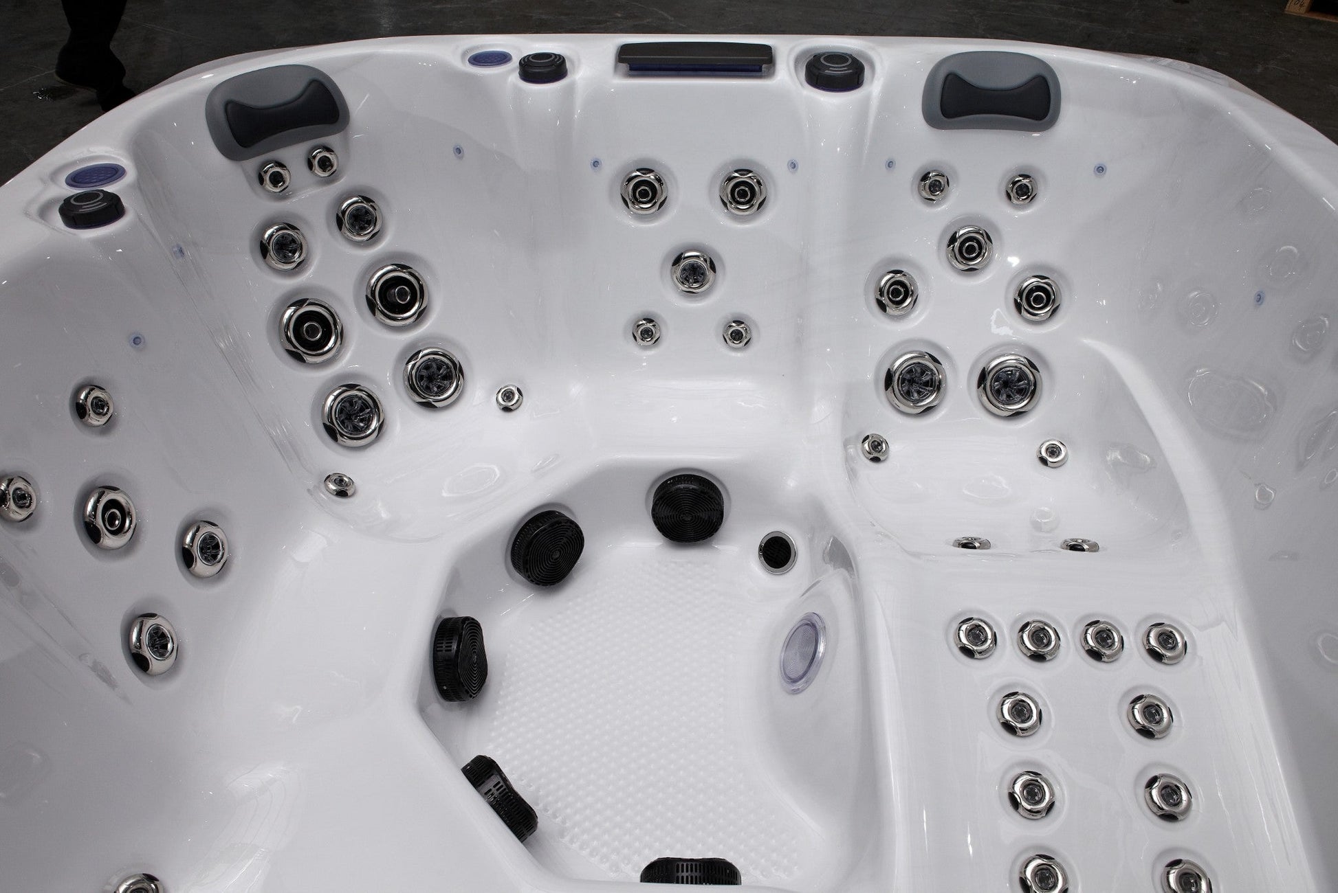 WithinWellness Aurora | 6-Person High Power 32A Hot Tub