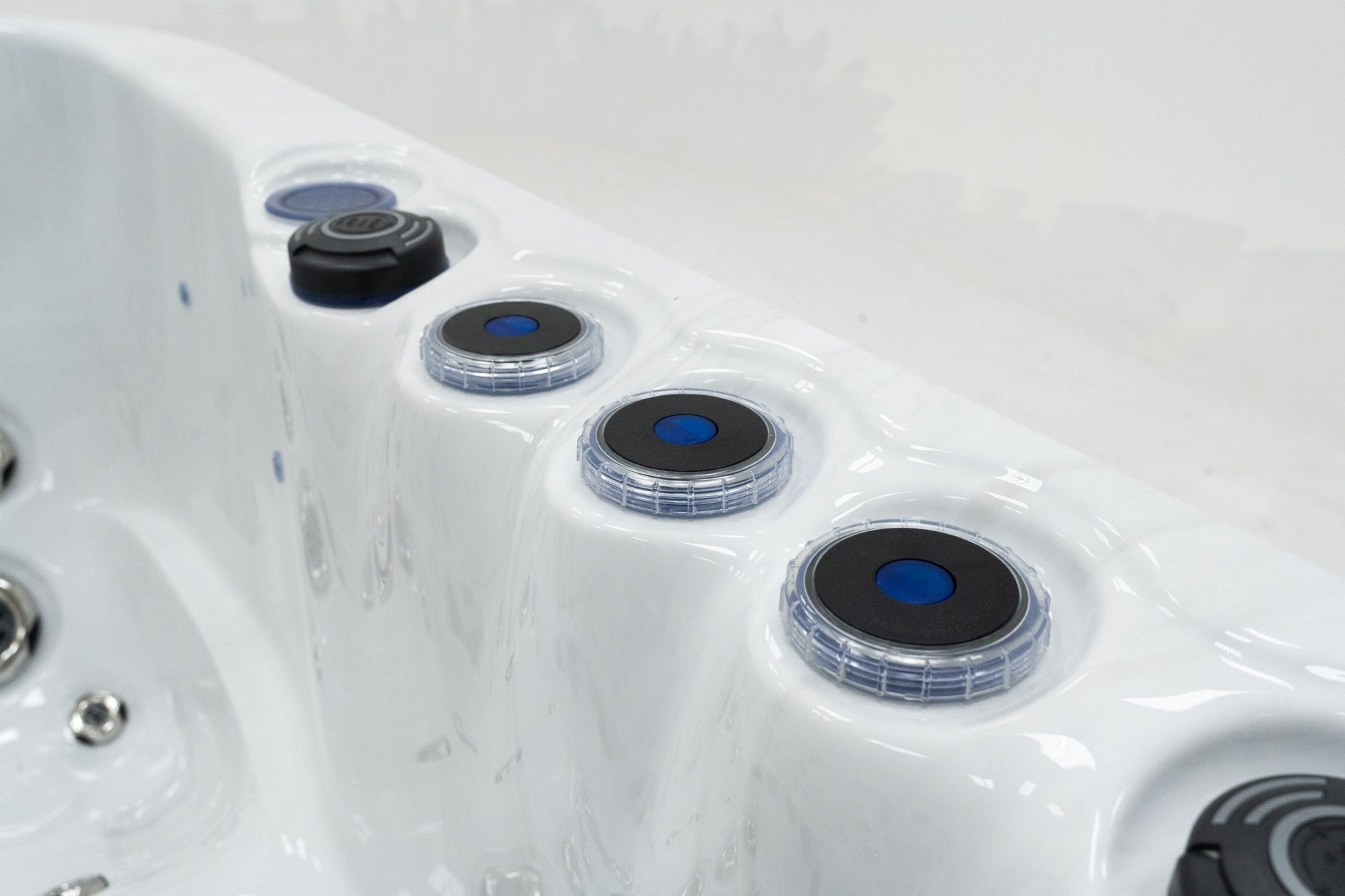 WithinWellness Aurora | 6-Person High Power 32A Hot Tub