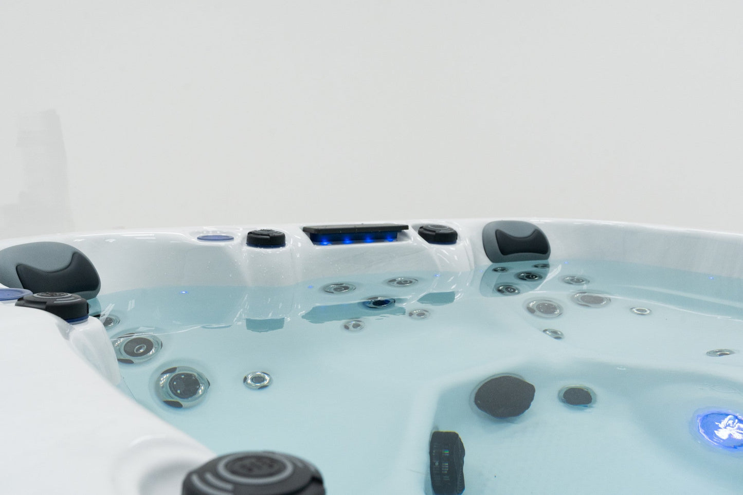 WithinWellness Aurora | 6-Person High Power 32A Hot Tub