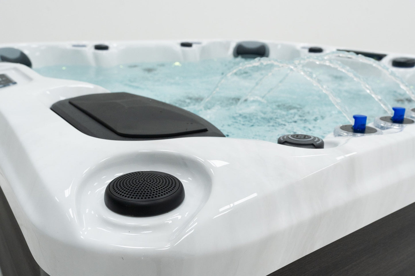 WithinWellness Aurora | 6-Person High Power 32A Hot Tub