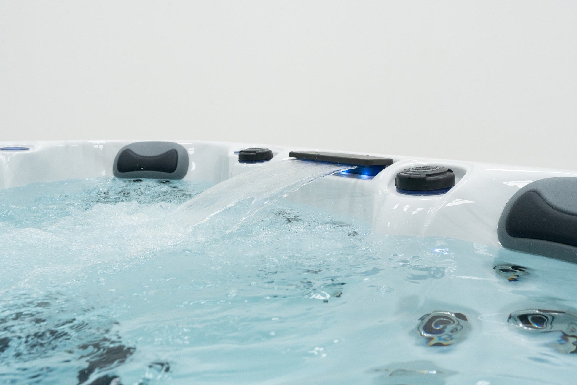 WithinWellness Aurora | 6-Person High Power 32A Hot Tub