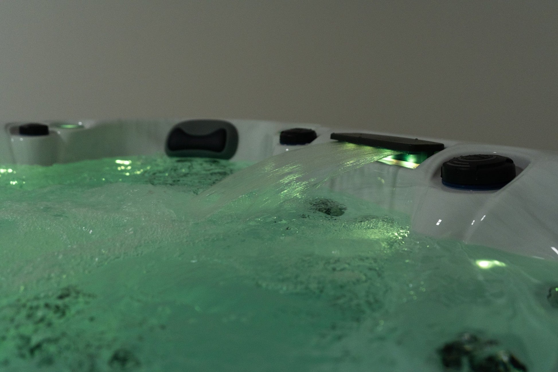 WithinWellness Aurora | 6-Person High Power 32A Hot Tub