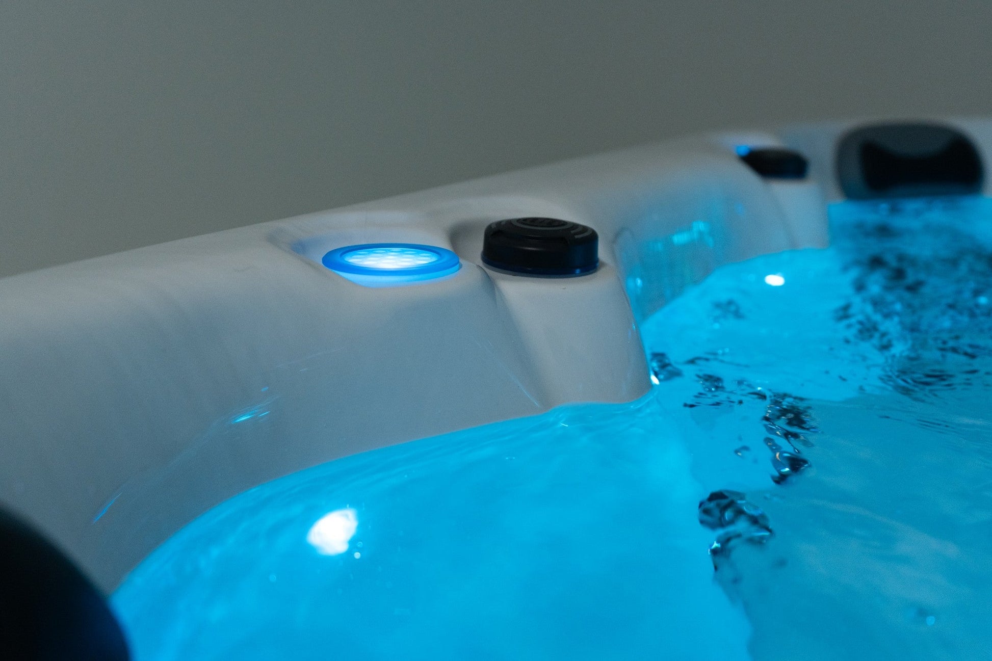 WithinWellness Aurora | 6-Person High Power 32A Hot Tub