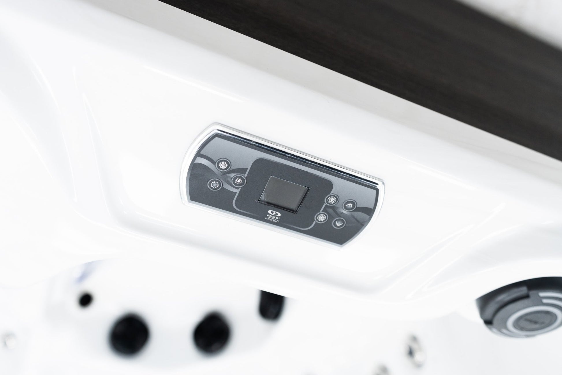 WithinWellness Aurora | 6-Person High Power 32A Hot Tub