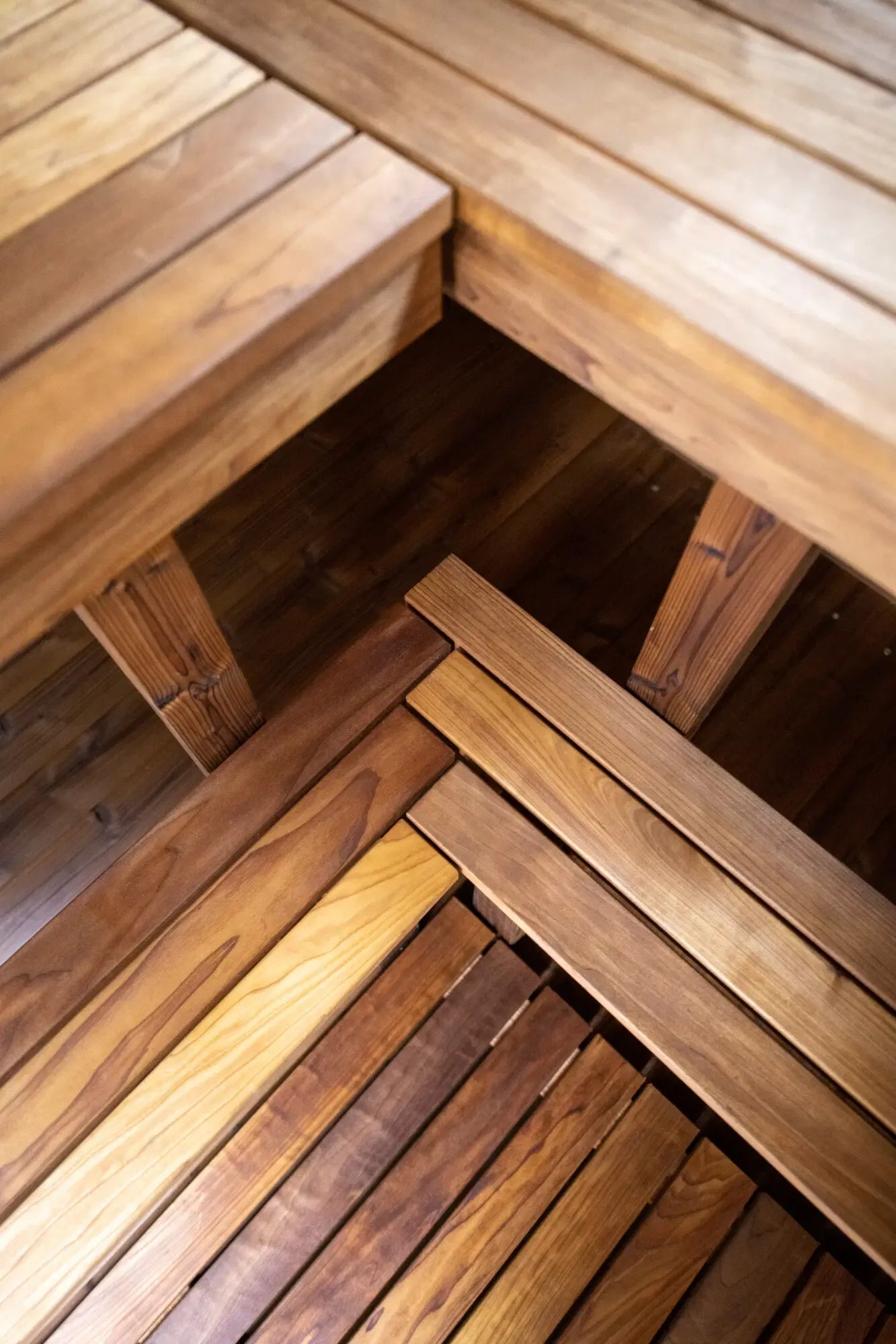 Hekla Cube Sauna 210 outdoor cube sauna, floor grate wooden duckboard closeup.