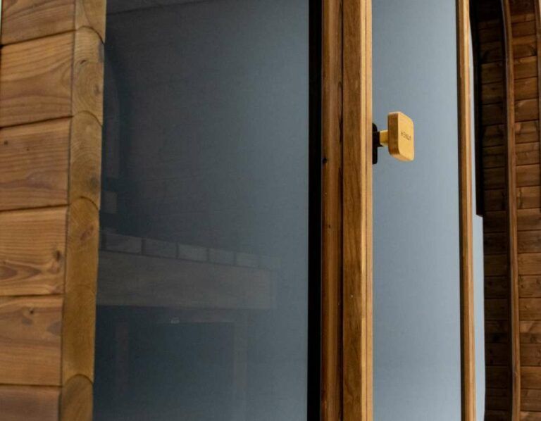 Hekla Cube Sauna 210 outdoor cube sauna, door handle closeup.