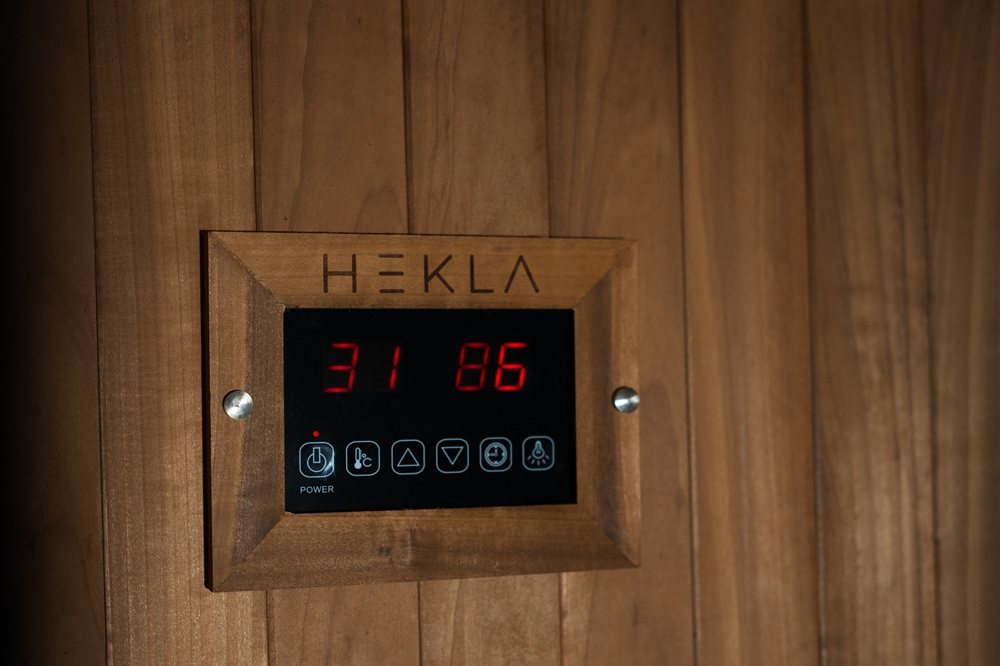 Hekla IR100 digital control panel showing temperature and settings.